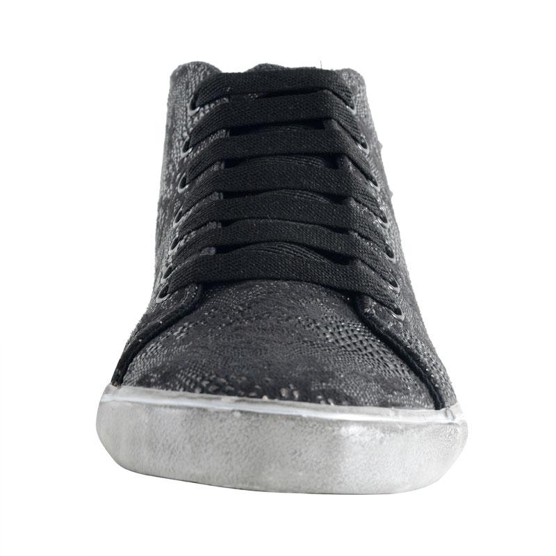 a pie-Zapatillas-Zafiro FN