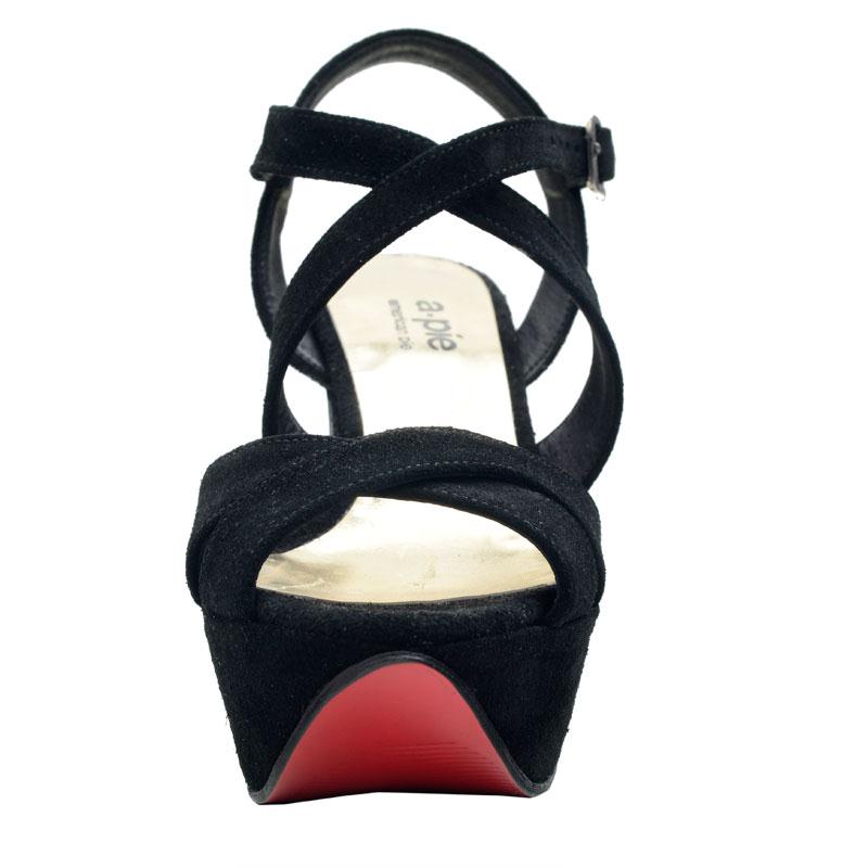 a pie-Zapatos-Tucana FN