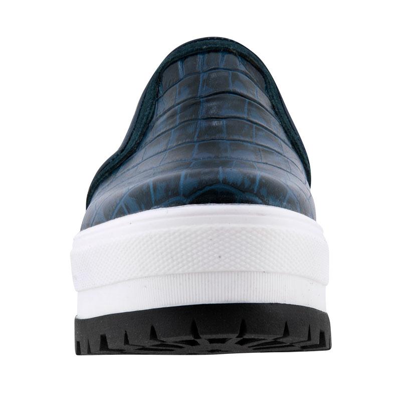 a pie-Zapatillas-Moon FN