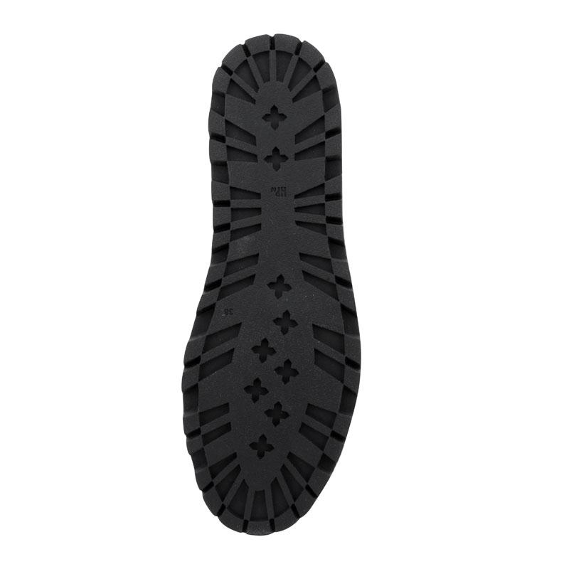 a pie-Zapatillas-Moon SN