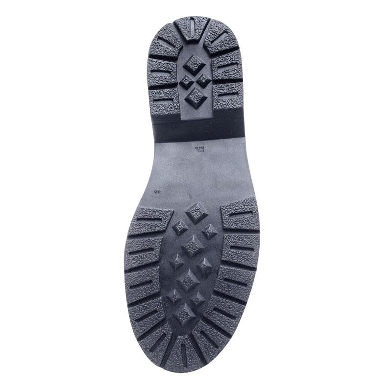 a pie-Botas-Taina SN