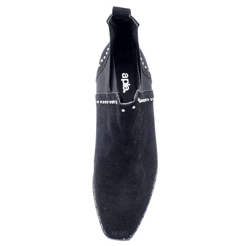 a pie-Botas-Trixie AN