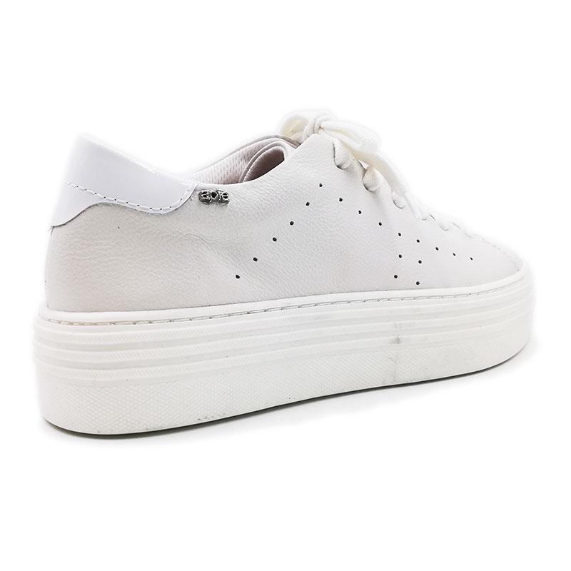 a pie-Sneakers-Blat SN