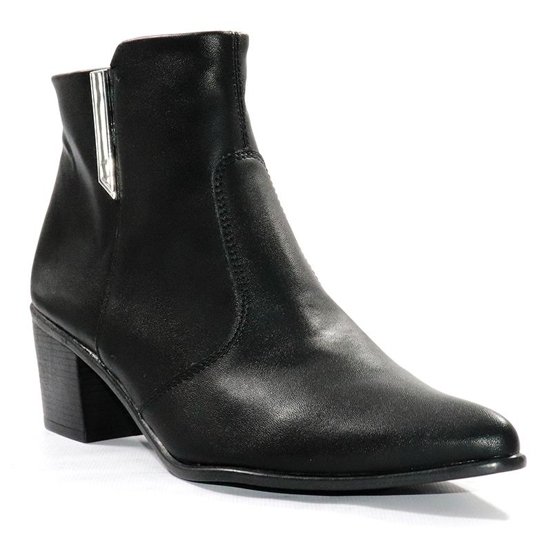 a pie-Botas-Bottega FN