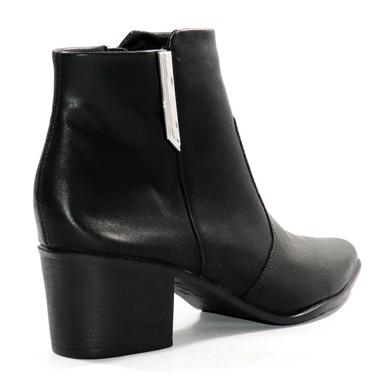 a pie-Botas-Bottega SN