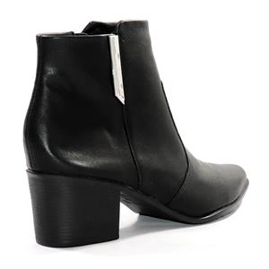 a pie-Botas-Bottega SN