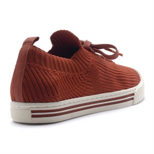 a pie-Sneakers-Mambo SN