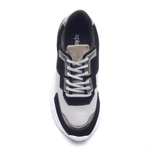 a pie-Zapatillas-Saphire AN