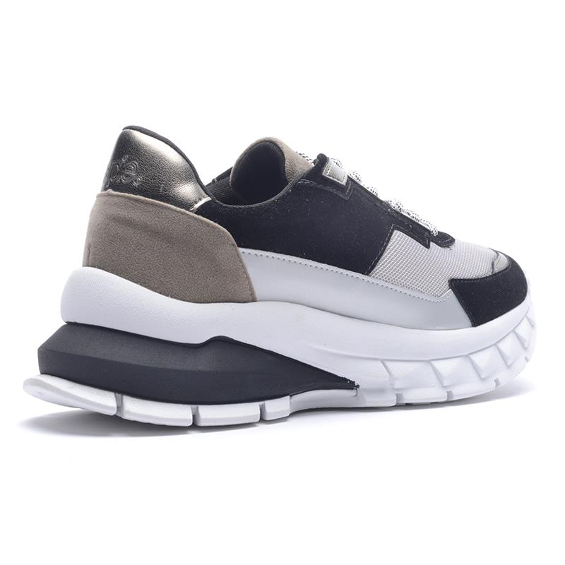 a pie-Zapatillas-Saphire FN