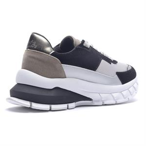a pie-Zapatillas-Saphire FN