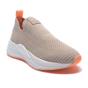 a pie-Zapatillas-Minerva FN