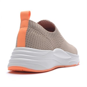 a pie-Zapatillas-Minerva SN