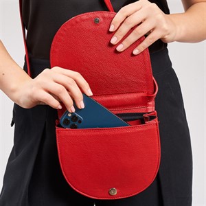 a pie-Cartera-Bandolera cuero Lune SN