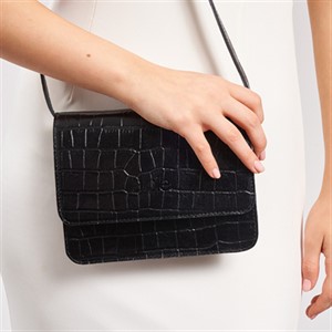 a pie-Cartera-Bandolera cuero Peonia SN