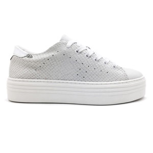 a pie-Sneakers-Blat PD