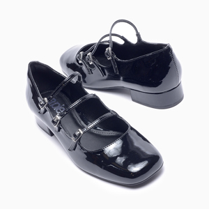 a pie-Zapatos-ITACA SN