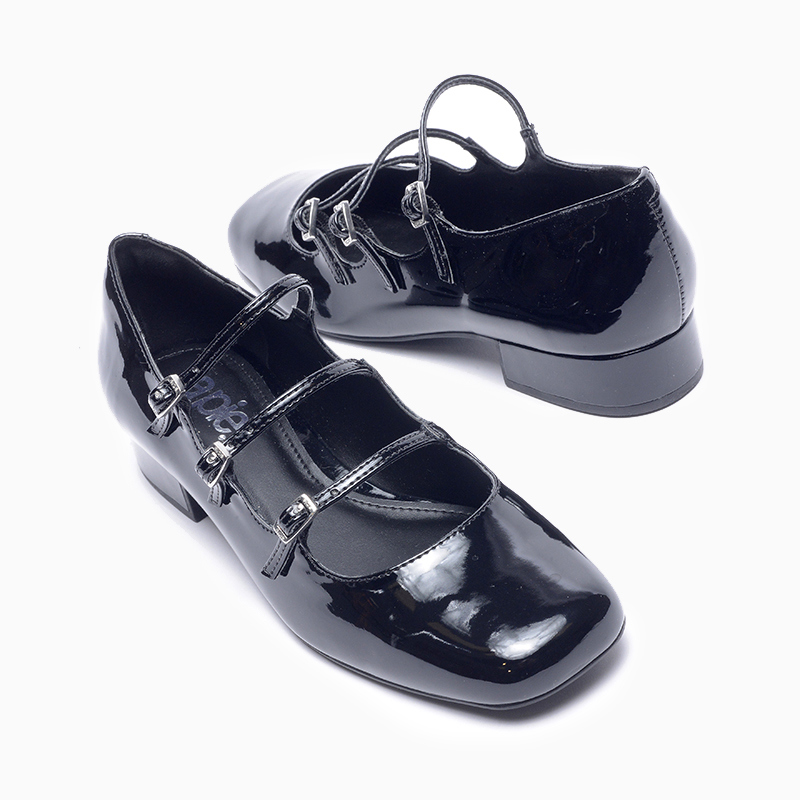 a pie-Zapatos-ITACA SN