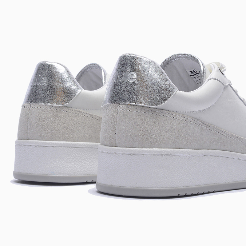 a pie-Zapatillas-Thom SN
