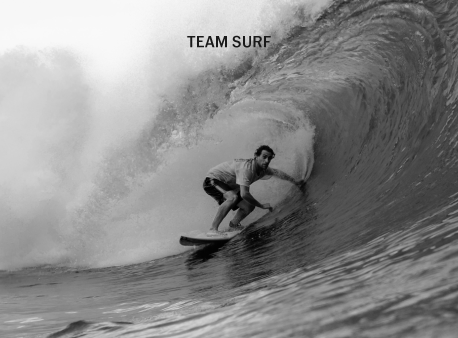 Surfista en una ola con tabla