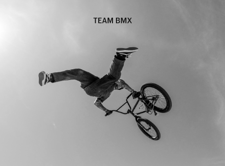 Ciclista de BMX en el aire