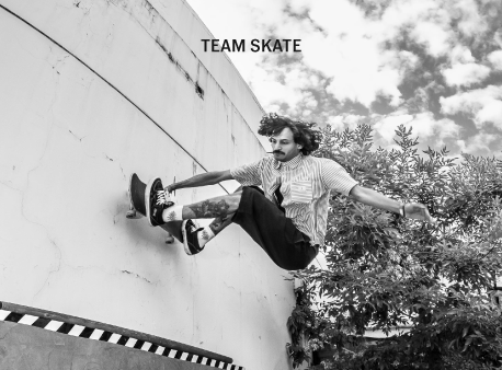 Skater haciendo wallride