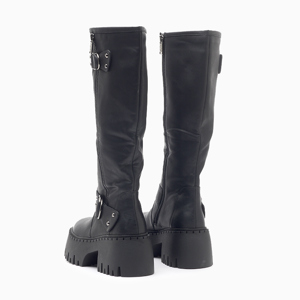 a pie-Botas-Daze SN