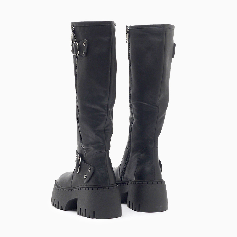 a pie-Botas-Daze SN
