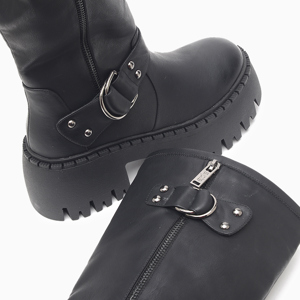 a pie-Botas-Daze FN