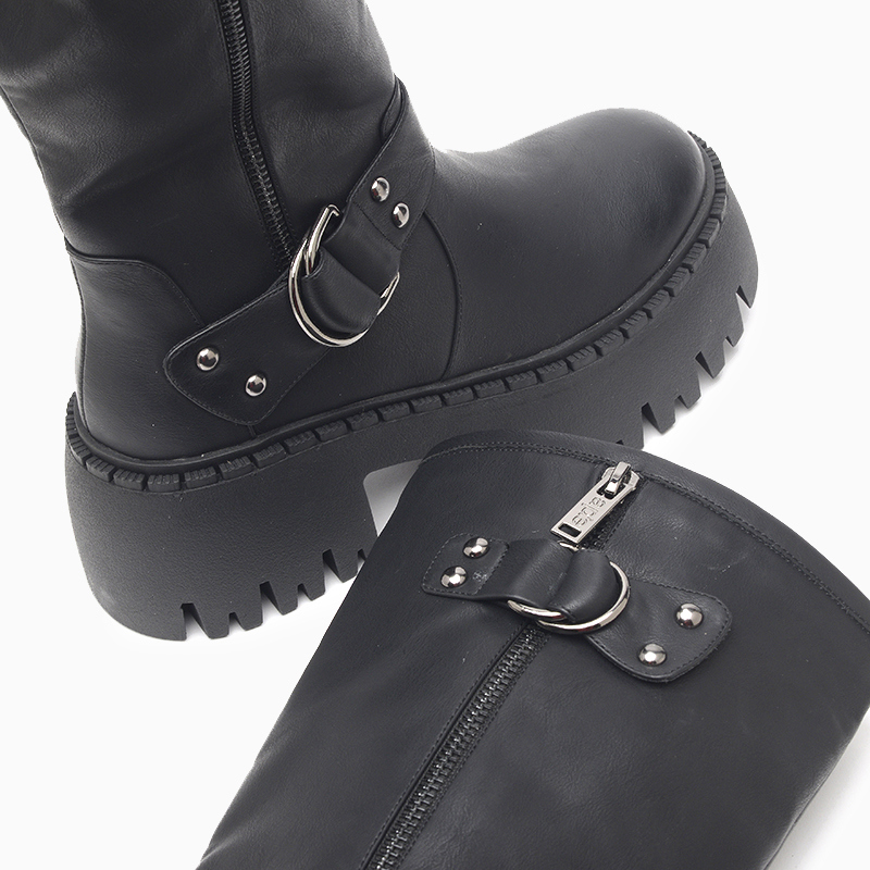 a pie-Botas-Daze FN
