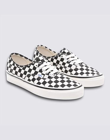 Zapatillas Authentic 44 DX negra y blanca