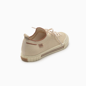 a pie-Zapatillas-Vilena SN