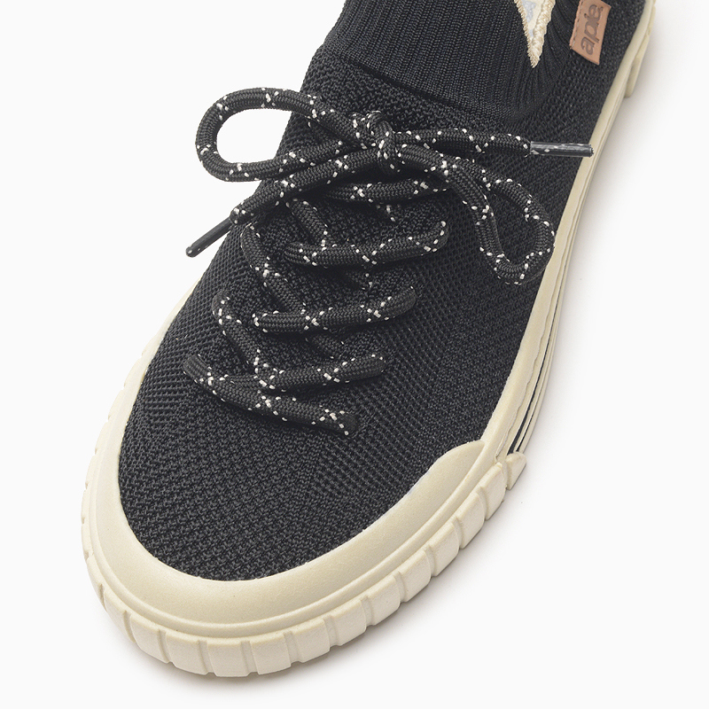 a pie-Zapatillas-Vilena SN