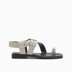 a pie-Sandalias-Bernie PD