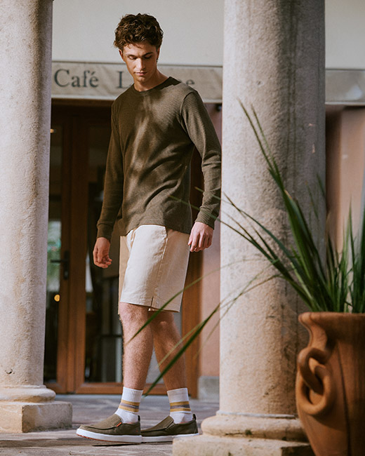 Hombre con look casual elegante usando zapatos nauticos.