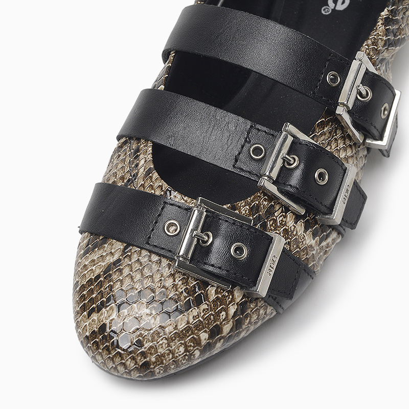 a pie-Balerinas-Clash FN