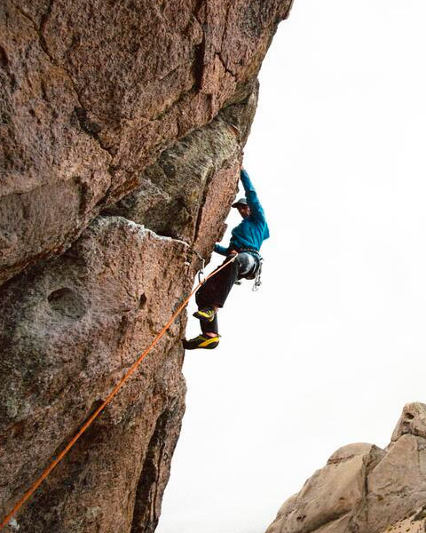 Escalador sobre una pared de roca