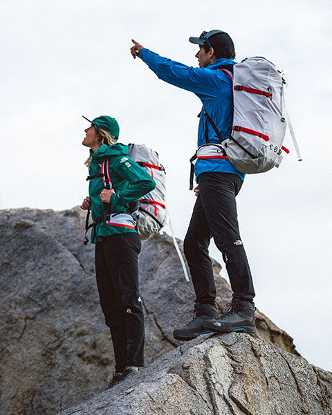 Dos montañistas con mochilas