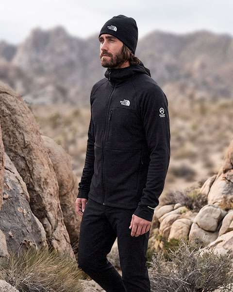 Montañista con campera negra