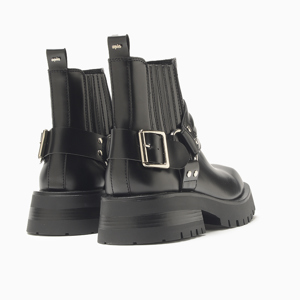 a pie-Botas-Wayna SN