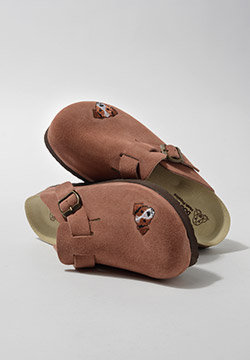 Mujer vistiendo zuecos Hush Puppies