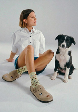 Mujer vistiendo zuecos Hush Puppies