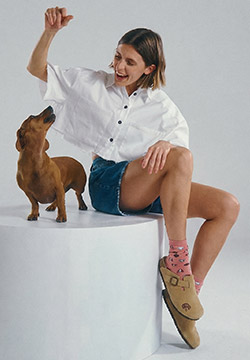 Mujer vistiendo zuecos Hush Puppies