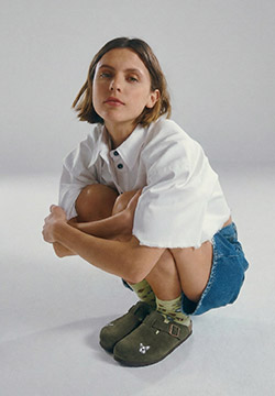 Mujer vistiendo zuecos Hush Puppies