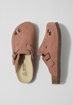 Mujer vistiendo zuecos Hush Puppies