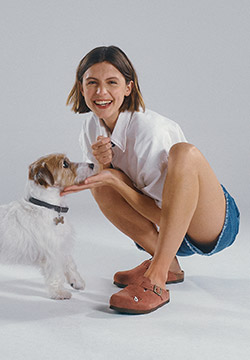 Mujer vistiendo zuecos Hush Puppies