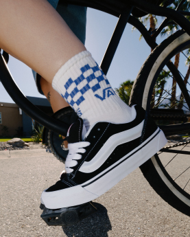 Vans Knu Skool en negro con suela blanca