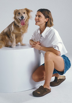 Mujer vistiendo zuecos Hush Puppies