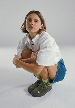 Mujer vistiendo zuecos Hush Puppies