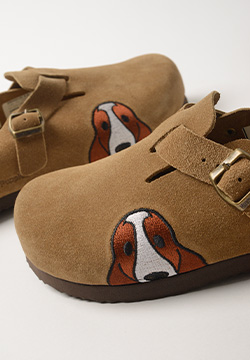 Mujer vistiendo zuecos Hush Puppies