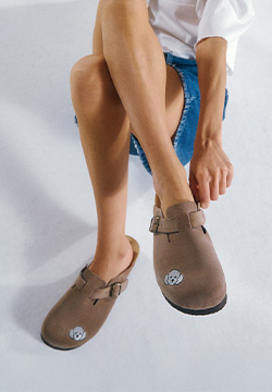 Mujer vistiendo zuecos Hush Puppies